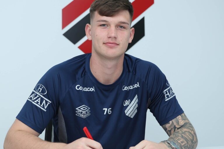 Athletico Paranaense renova com goleiro ucraniano até 2029
