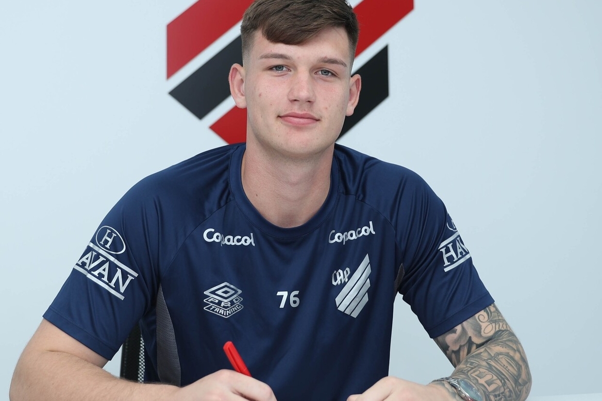 Athletico Paranaense renova com goleiro ucraniano até 2029