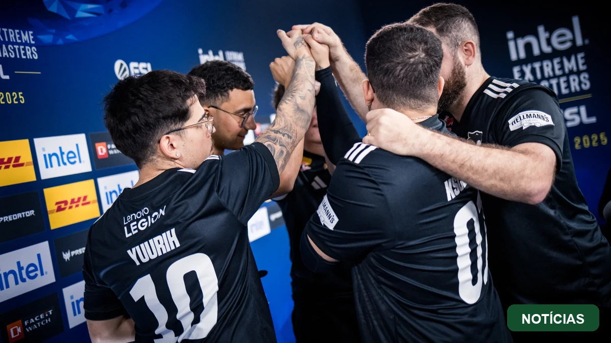 Foto real de partida profissional de Counter-Strike 2 no IEM Dallas, imagem representativa dos playoffs da EWC 2026